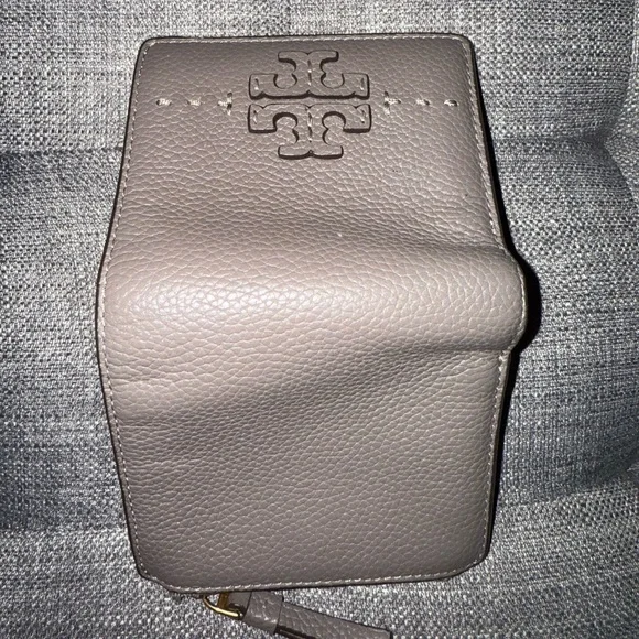 TORY BURCH McGraw Bi-fold wallet in Silver Maple (Grayish/Taupe) - Picture 3 of 10